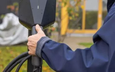 Hoe combineer je zonnepanelen met een slimme laadpaal voor maximaal rendement?
