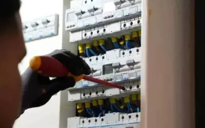 Hoe verloopt de samenwerking met een elektricien bij het plaatsen van een meterkast?